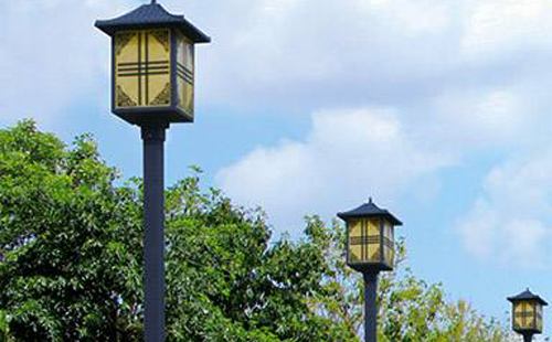 曲松庭院灯安装间距与布灯设计全解析